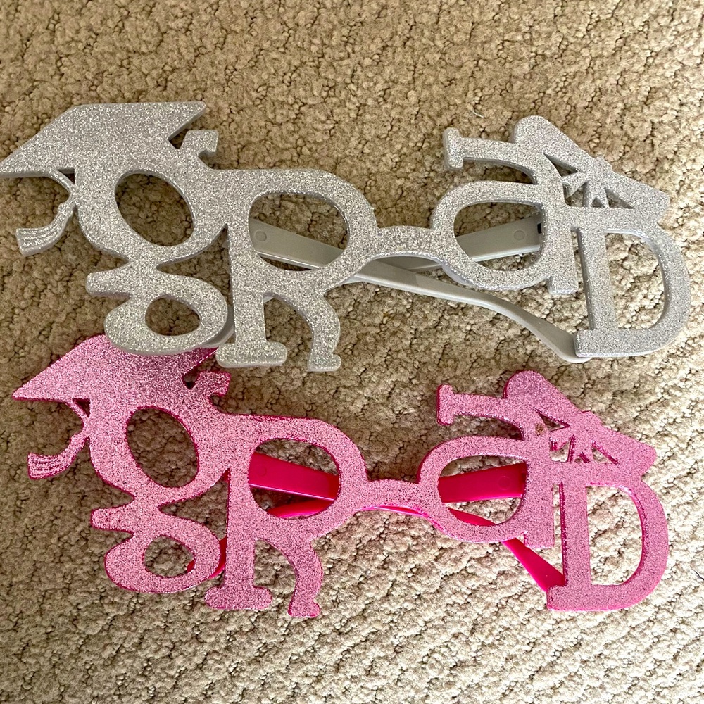 Set of 2 graduation glasses
